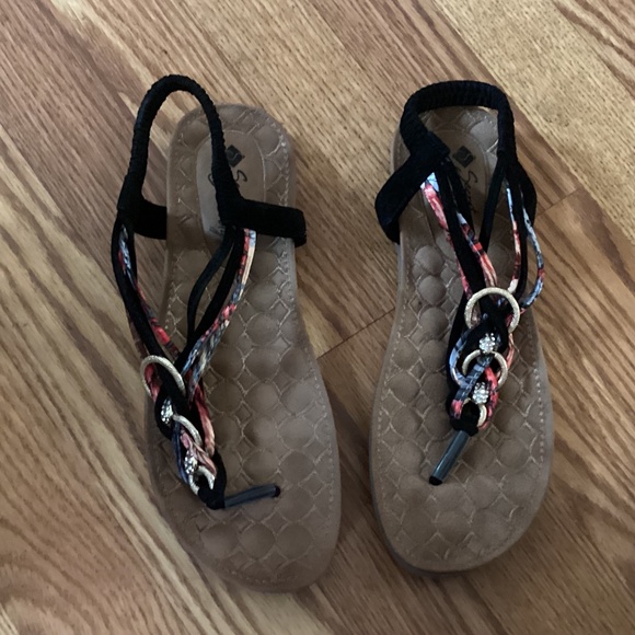 Secret Celebrity Shoes - Stylish Women's Sandals with Black and Multicolor Straps